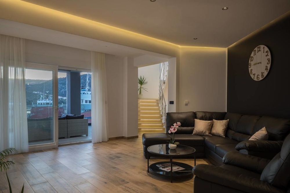 Fényűzően berendezett nappali.