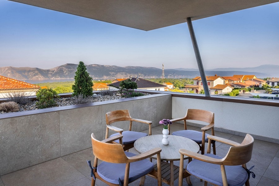 Terasz gyönyörű kilátással a tengerre.