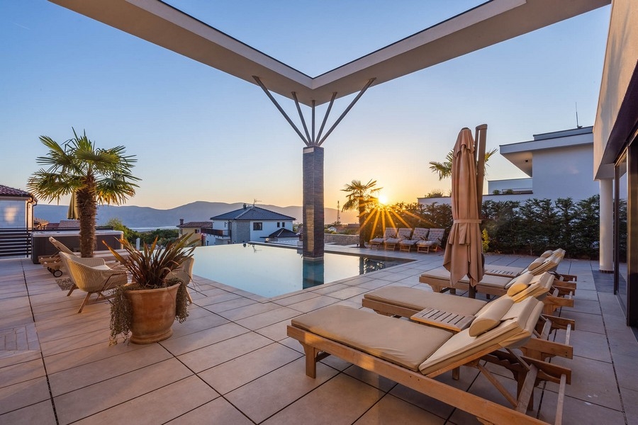 Az úszómedencére és a tengerre nyílik kilátás.