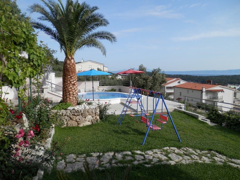 Kertre és tengerre néző ház eladó Makarskában, Horvátországban.