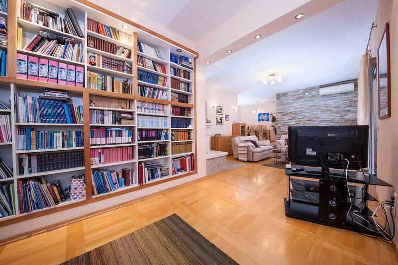 A ház jó minőségű bútorokkal együtt eladó.