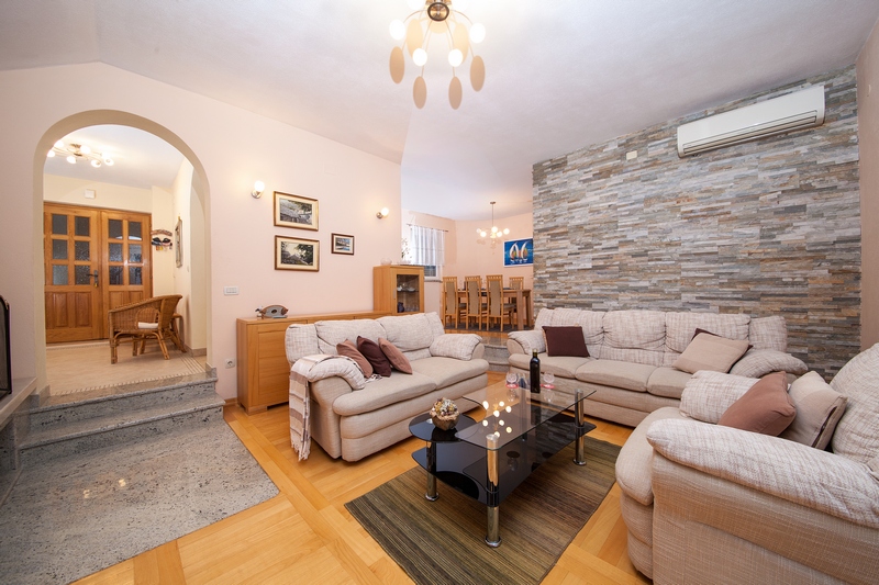 Kilátás a nappaliba és a Villa H1219 bejáratára Makarskában.