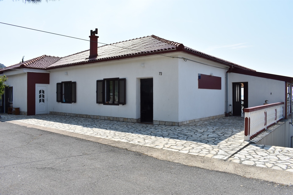 A H1240 ingatlan bejárata és felhajtója.