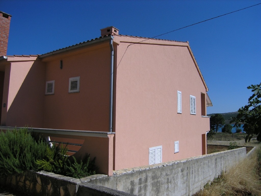 Ház közel a tengerhez - H1260 Hátul a tenger felé néz.