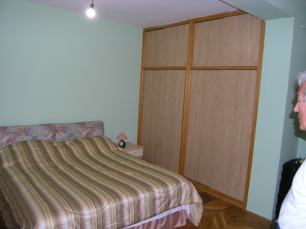 A két hálószoba közül az egyik az emeleten.