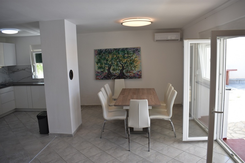 Kijárat a teraszra.