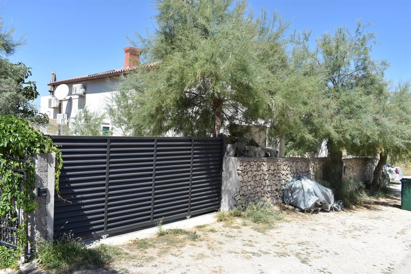 Egy hálószobás apartman a H1267 ház tetőterében Horvátországban.