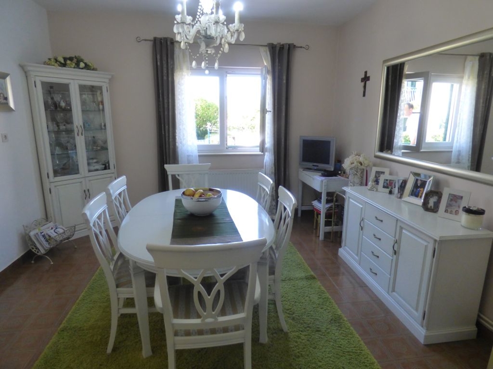 Bútorozott nappali a földszinten.