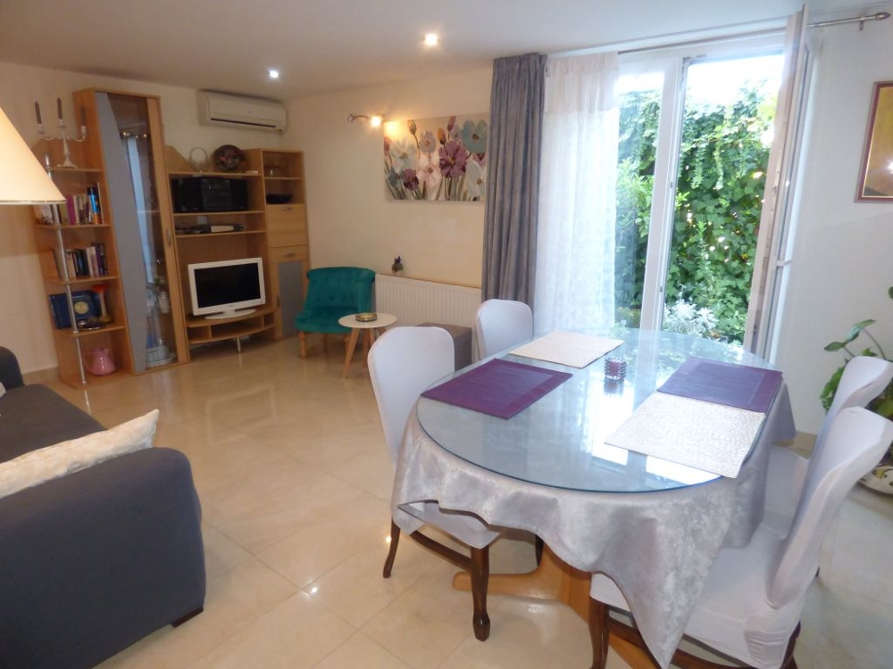 Kilátás a bútorozott és légkondicionált nappalira.