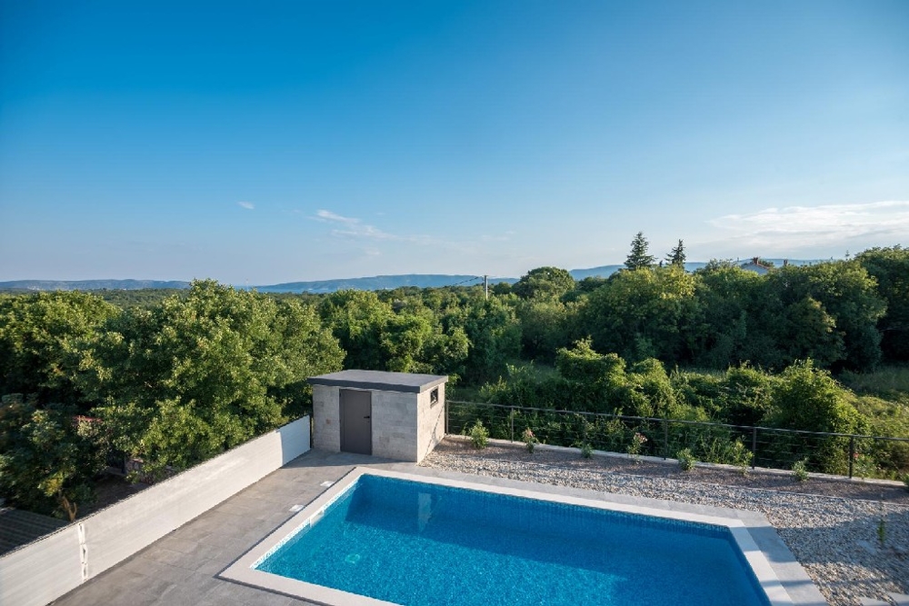 Az úszómedencére és a tengerre nyílik kilátás.