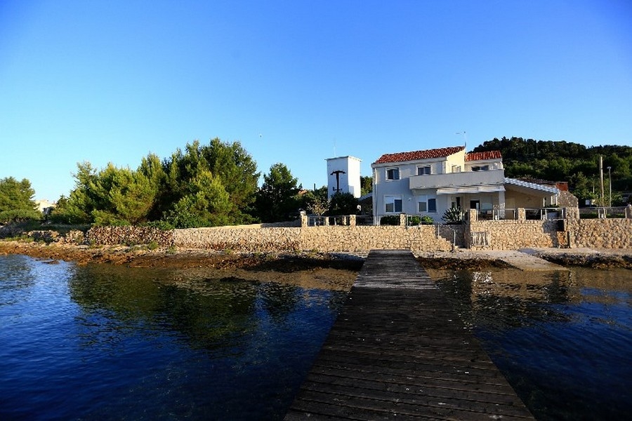 Terasz és kilátás a tengerre a villa teraszáról az első sorban a strandra.