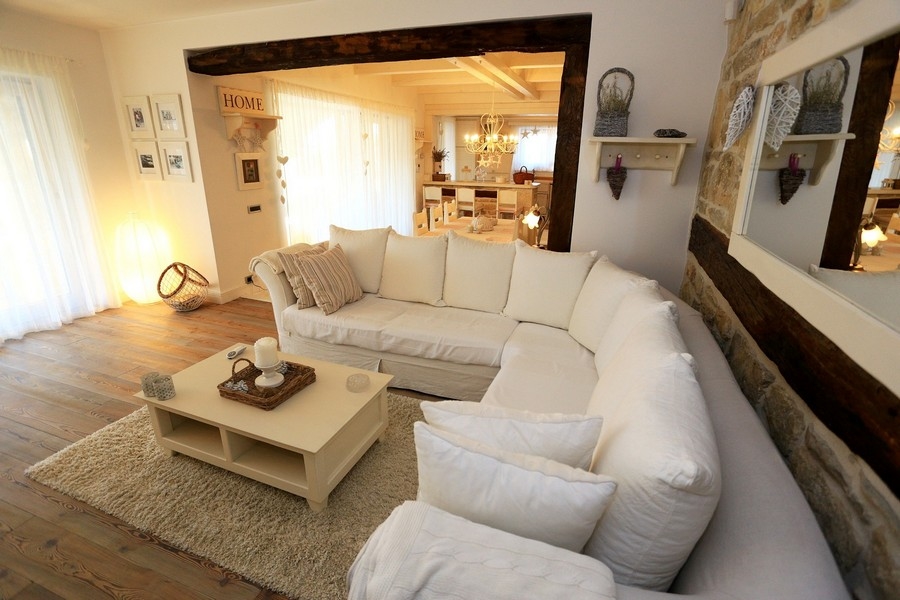 Kilátás a mediterrán szabadtéri területre, grillsütővel.