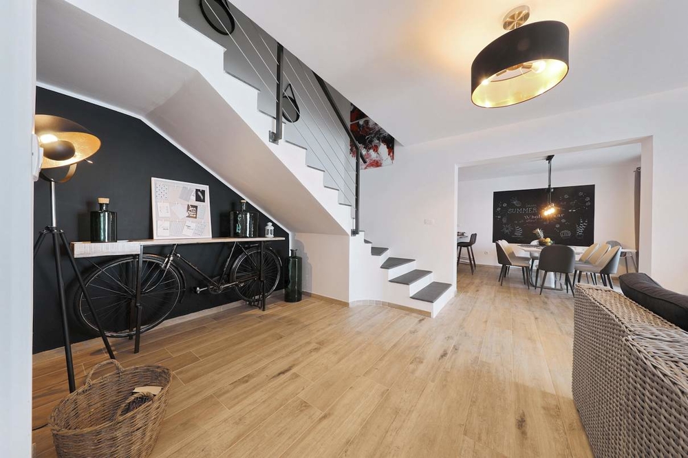 Kilátás a nappaliból az étkezőre és a lépcsőházból a felső emeletre a Senj régióban.