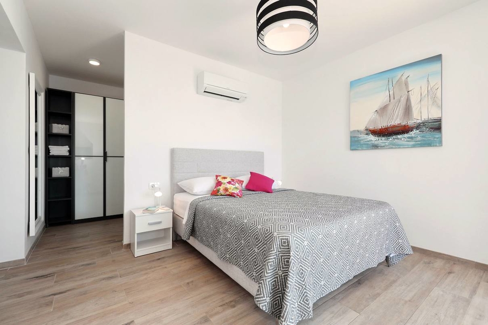 Az ingatlan kétágyas hálószobája öltözővel a Kvarner-öbölben.