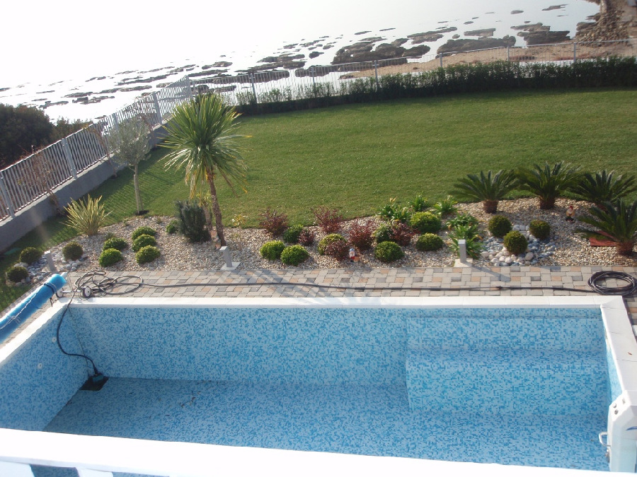 Medence a Villa H1376-ban közvetlenül a tenger mellett Horvátországban.