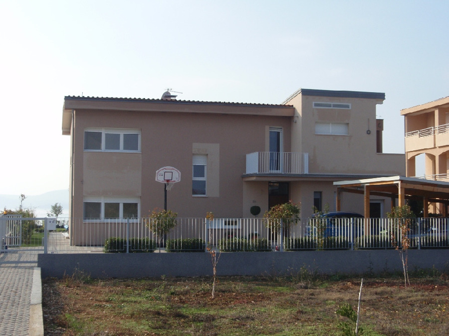 Kilátás a Villa H1376 hátsó részére Sukosan, Horvátország.