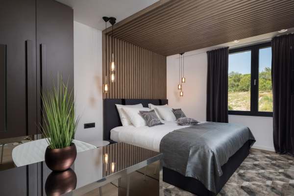 Az ingatlan egyik hálószobája gardróbbal és ablakkal