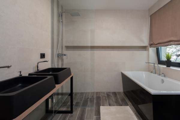 Egy másik fürdőszoba zuhanykabinnal és mosdóval