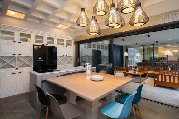 Konyha étkezővel és kijárat a teraszra