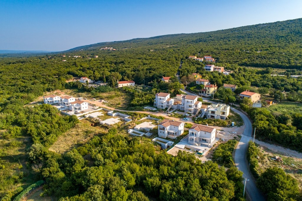Kilátás a Villa H1403 bejáratából, Labin közelében, Isztria keleti partján.