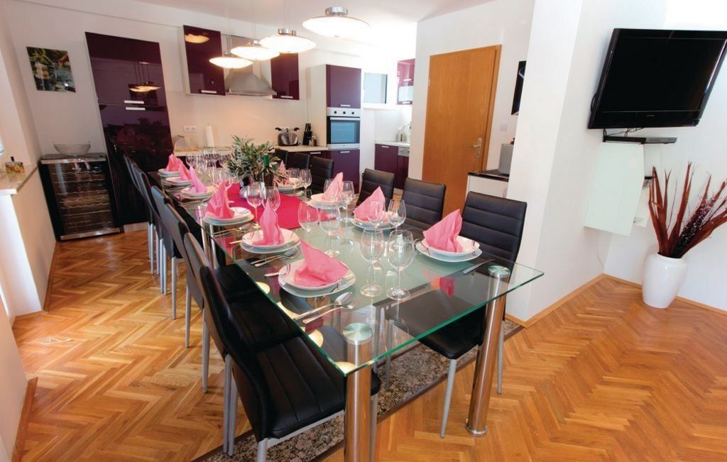 Belülnézet: étkező és konyha modern berendezéssel.