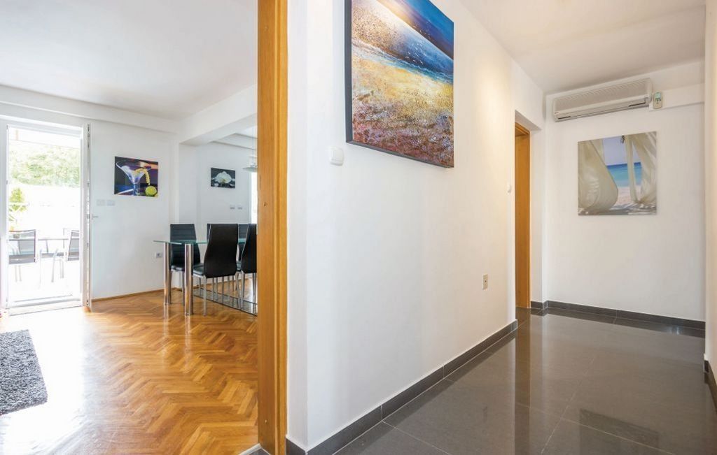 Az A1424-es ingatlan modern belső terei Crikvenicában, Horvátországban.