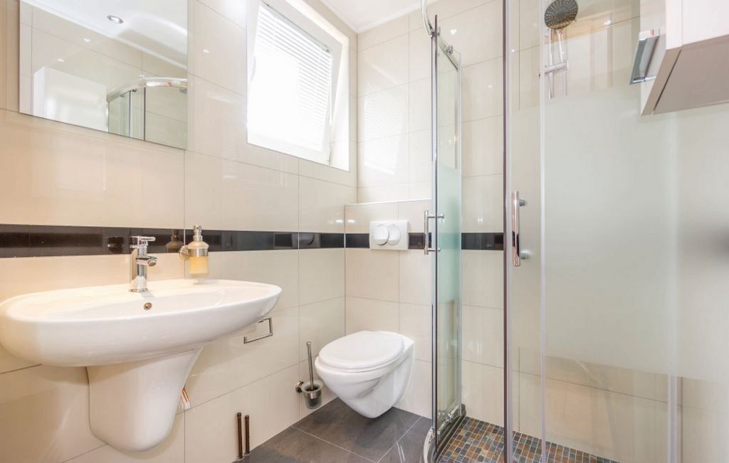 A H1424 ingatlan fürdőszobája, Horvátország.