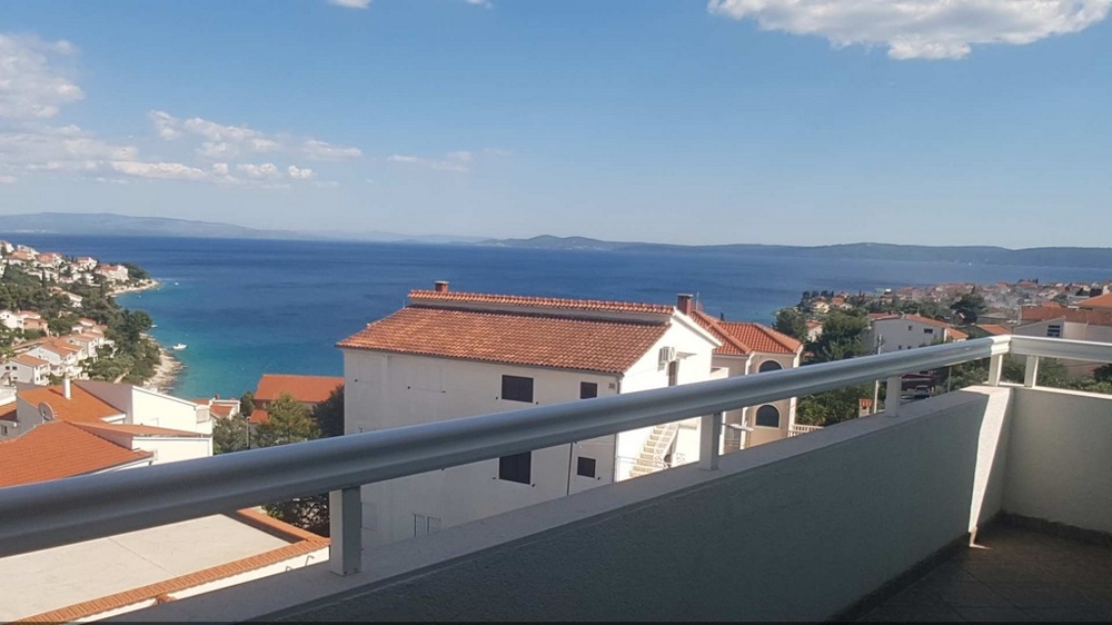 Kilátás az úszómedencére a Trogir régióban