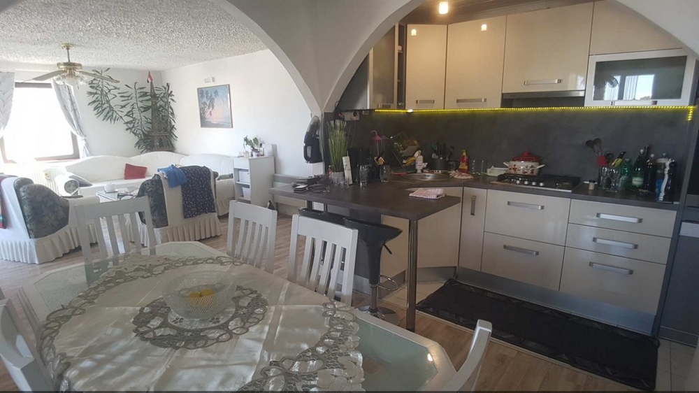 Nappali és étkező konyhasarokkal a H1448-tól