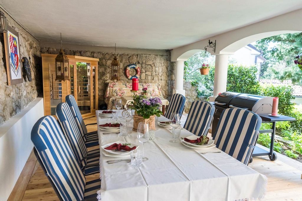 A fedett teraszon kertre néző étkező