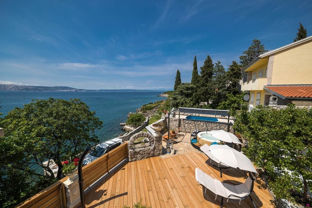 Kilátás a tengerre néző napozóteraszra