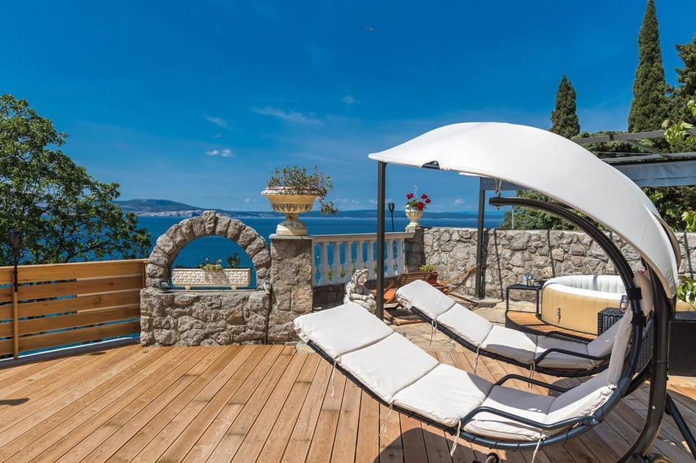 Kilátás a házra és az ingatlan teraszára a tenger felől