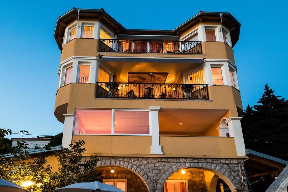 Ház éjszaka, kilátással a hátsó teraszról