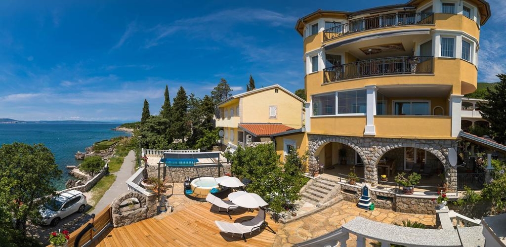 Kilátás az erkélyes ház hátsó részére Horvátországban