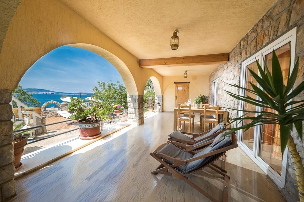 Fedett terasz kiváló minőségű padlóval Horvátországban