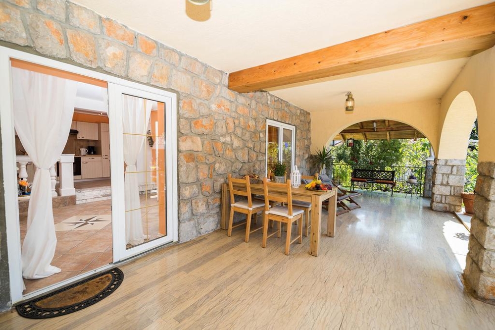 Különböző perspektívák a teraszon, kilátással a házra és a kertre