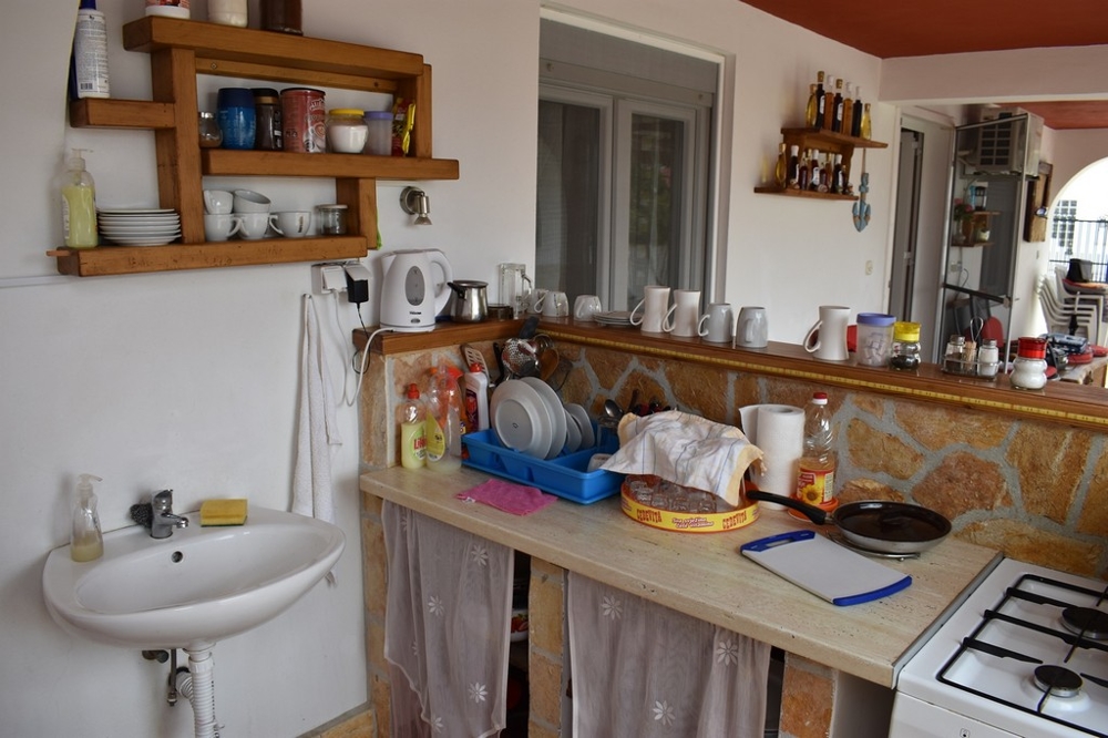 Fedett terasz ülőhellyel a földszinten