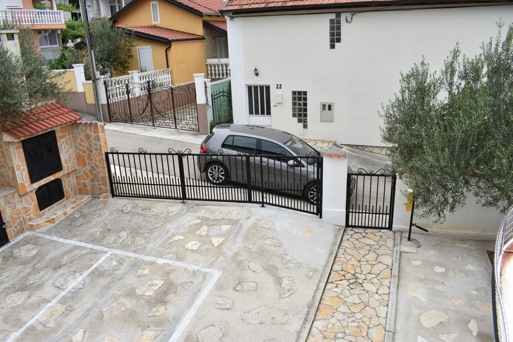 Parkolóhelyek a H1455 ingatlanon kívül.