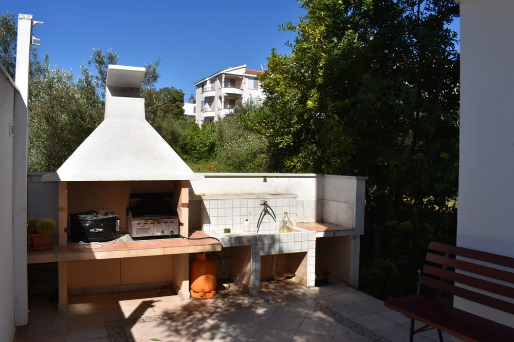 Egy másik hálószoba nyitott erkélyajtóval és kilátással a kertre