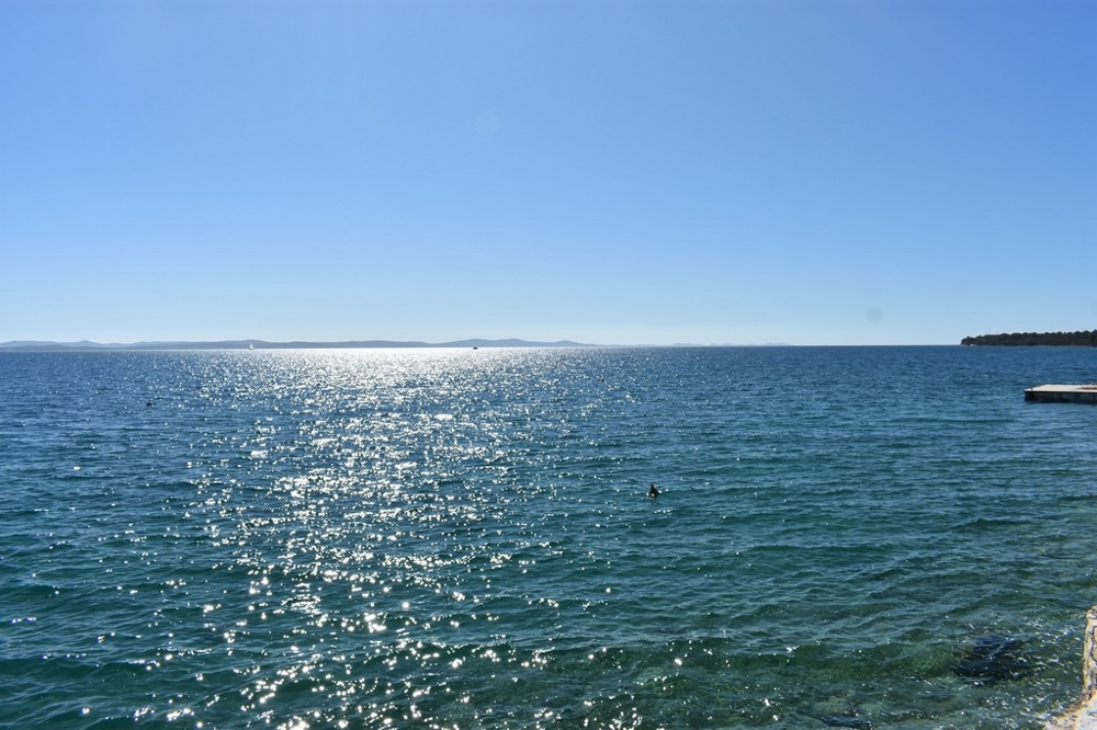 Az ingatlan fürdőszobája káddal és WC-vel