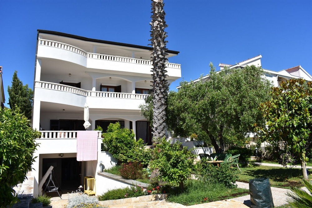 Kilátás a felső emeletről a kertre és a tengerre