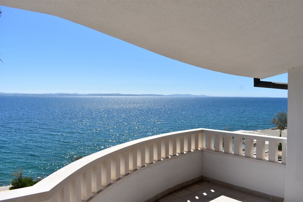 Kilátás a házból a kertes udvarra Horvátországban