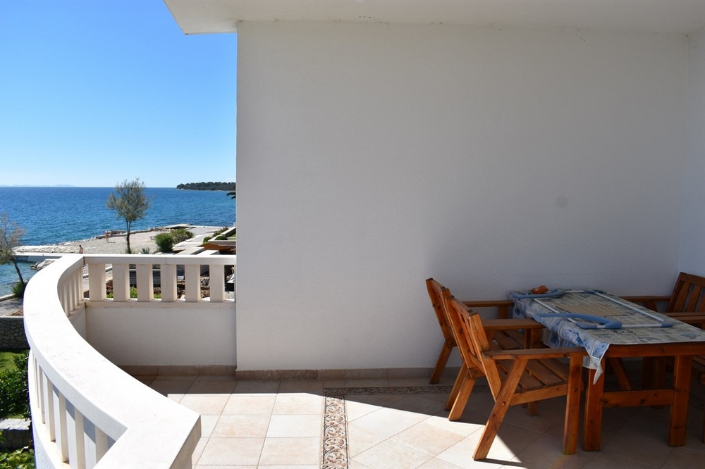 Kilátás a ház elejére, az erkélyekkel és a garázzsal