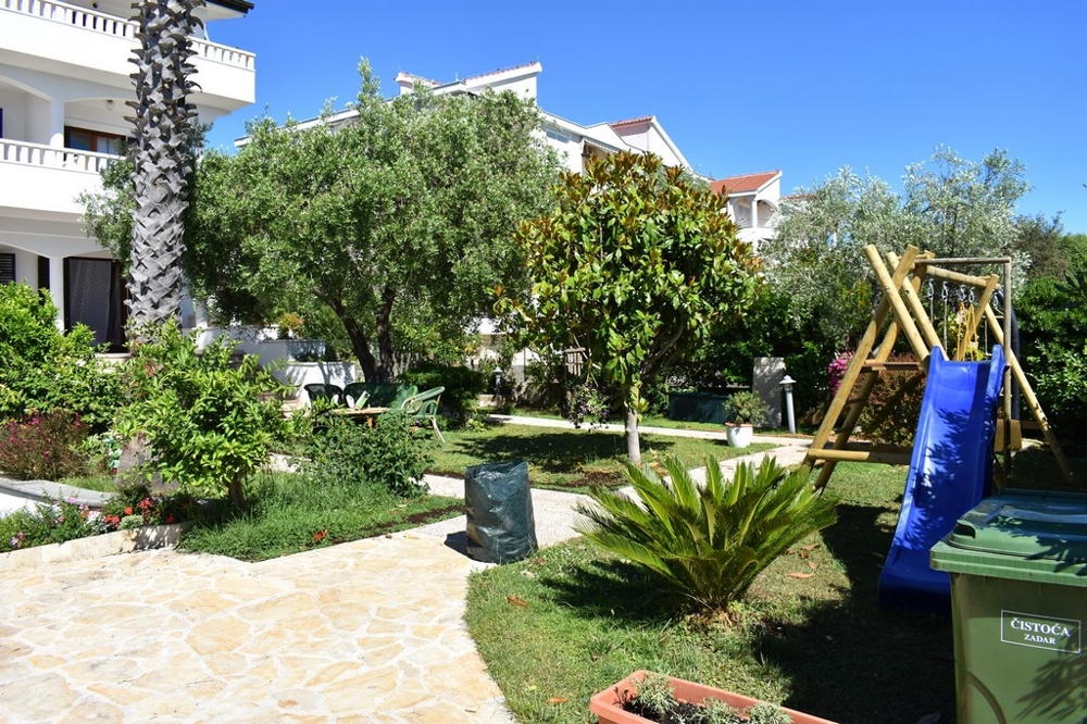 Kilátás az étkezőre, kijárattal a teraszra