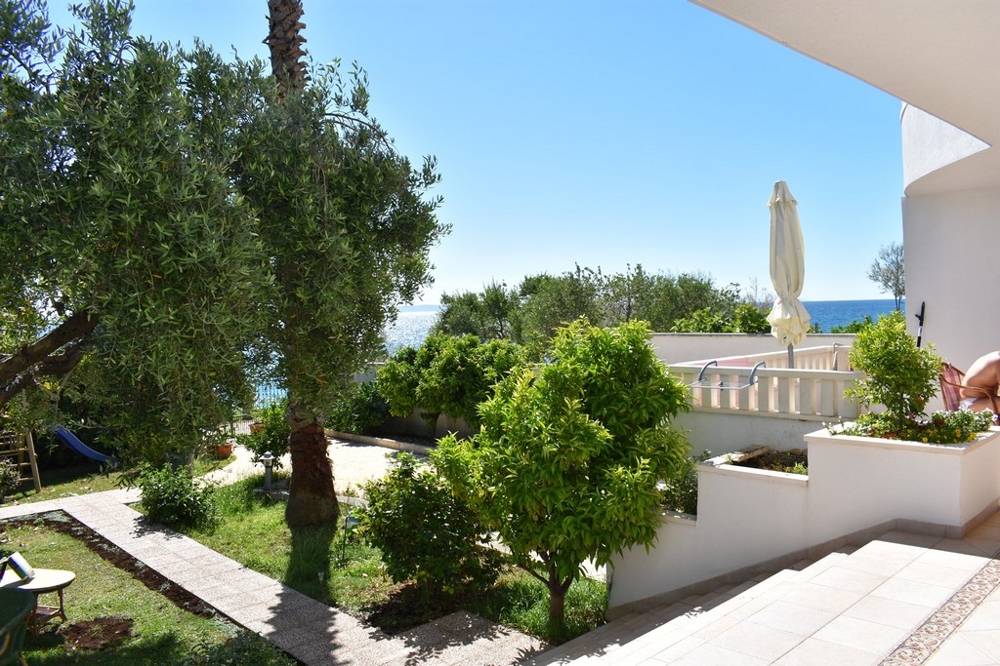 Az ingatlan nappalija ablakkal