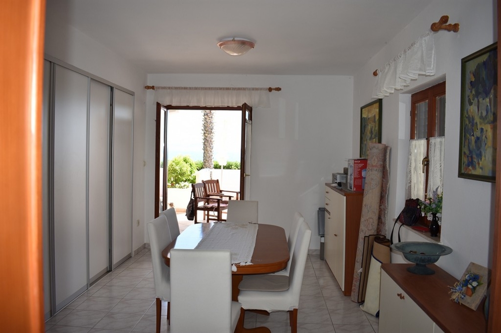 Konyhasarok kis bárral és kijárattal az erkélyre