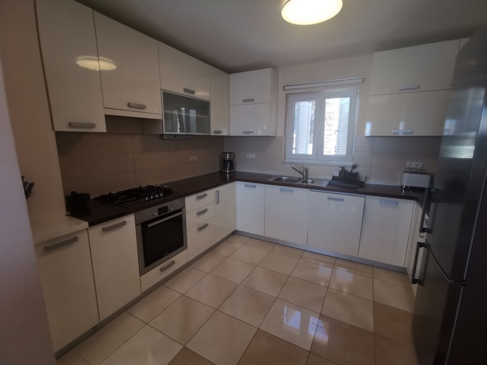 Funkcionálisan felszerelt konyha.