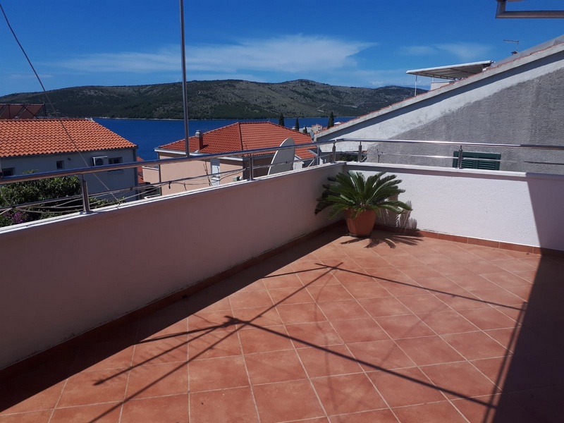 Fedett terasz képe asztallal és székekkel