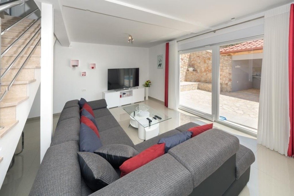 Teraszra néző nappali nagy kanapéval - panorámás cserkész.