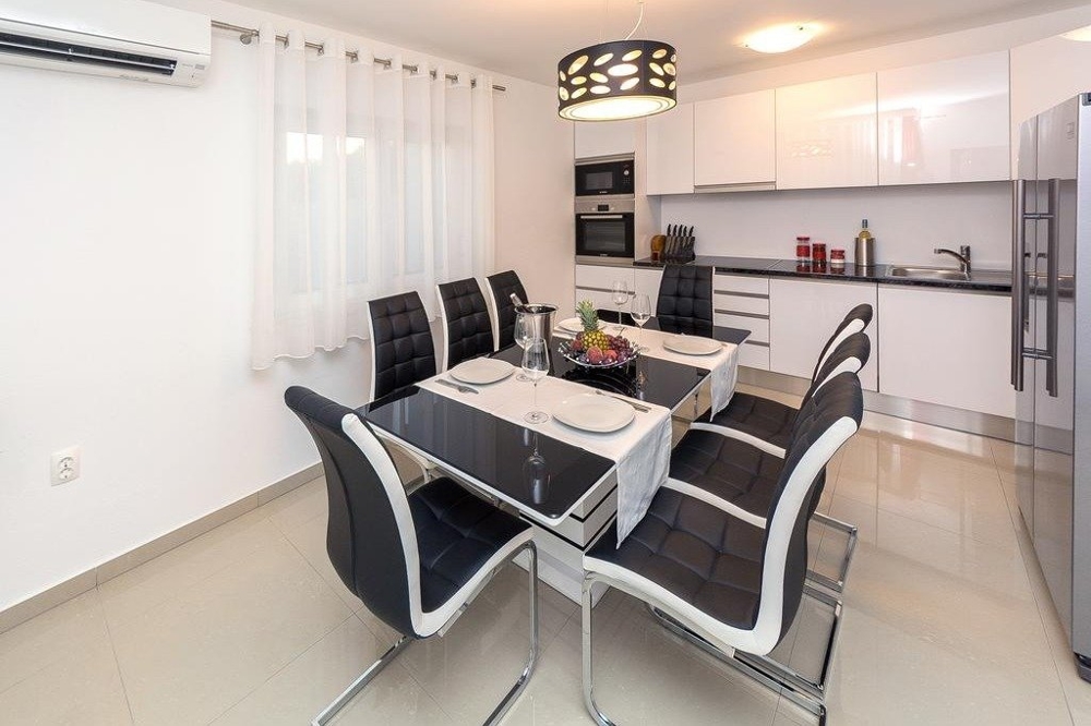 A konyhára néző étkezősarok minden szükséges készülékkel a H1467-től.